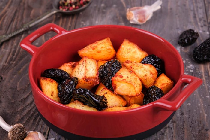 Ojakhuri made from fried potatoes with prunes