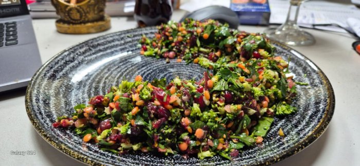 Salad with beets, cabbage and broccoli